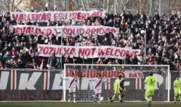 Las protestas de la afición de Rayo contra el fichaje de Zozulya y Martín Presa