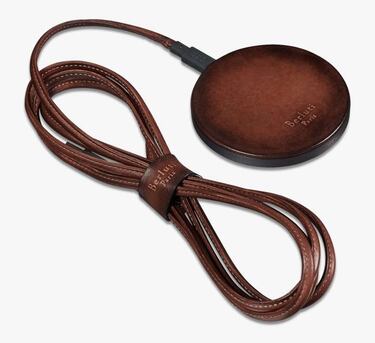 Este cable USB y base de carga inalámbrica valen 660 euros, no es broma