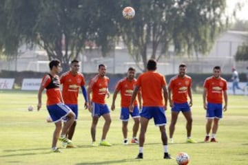 El jugador de Universidad de Chile David Pizarro controla el balon durante la practica matutina en el CDA de Santiago, Chile.