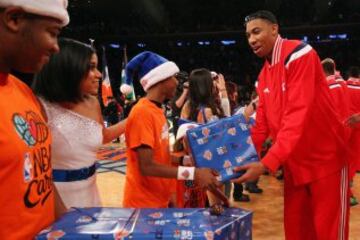Los jugadores repartieron regalos navideños a los niños de Nueva York antes del partido entre Knicks y Wizards.