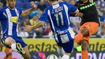 <b>DOS GOLES Y MÁS INTENTOS. </b>Fernandes dispara desde la frontal del área mientras Moisés y Verdú tratan de obstaculizarle.