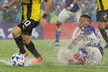 Las fuertes lluvias obligaron a que el partido entre Millonarios y Peñarol se suspendiera por varios minutos.
