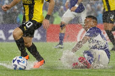 Las fuertes lluvias obligaron a que el partido entre Millonarios y Peñarol se suspendiera por varios minutos.