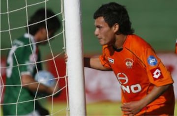 Charles Ar&aacute;nguiz debut&oacute; en el profesionalismo jugando con los colores de Cobreloa.