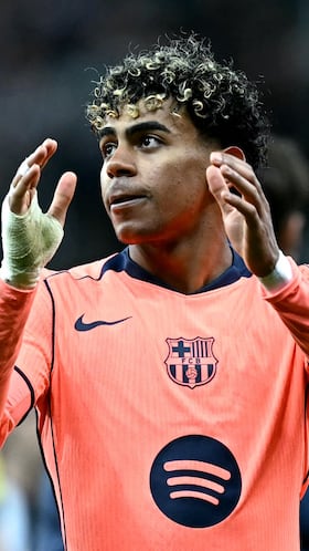 Barcelona's Spanish forward #10 Lamine Yamal applauds the fans following the UEFA Champion's League, round of 16 football match between Newcastle United and FC Barcelona at St James' Park in Newcastle-upon-Tyne, north east England on March 10, 2026. (Photo by Paul ELLIS / AFP)