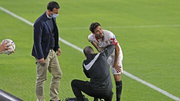 Jesús Navas es atendido.