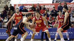 GRA070. MURCIA, 08/01/2017.- El escolta del Valencia Basket Rarfa Mart&iacute;nez (c, de espaldas) conduce el bal&oacute;n ante el escolta estadounidense del UCAM Murcia Billy Baron (c), durante el partido de la jornada 16 de la liga ACB disputado hoy en el Palacio Municipal de Deportes of Murcia. EFE/Edu Botella