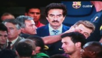 Instante en el que Mourinho mete el dedo en el ojo a Tito Vilanova