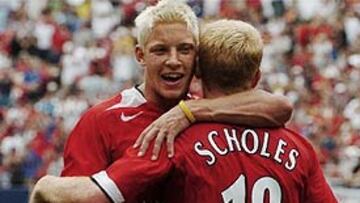 <b>NUEVA JERSEY.</b>Paul Scholes y Alan Smith se abrazan tras conseguir un gol frente al Milán en la gira estadounidense del Manchester.