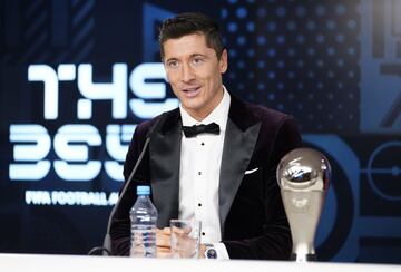 El polaco se llevó el premio de la FIFA en 2020 tras un año brillante, en el que ganó cinco títulos y fue máximo goleador en la Bundesliga y la Champions. Su figura se alzó por delante de Messi y Cristiano en un año profundamente marcado por la explosión de la pandemia por la COVID-19. El delantero del Bayern sumaba así una gran distinción individual a un año en el que levantó junto a los bávaros la Bundesliga, Copa Alemana, Supercopa de Alemania, Supercopa de Europa y Champions. En los dos más importantes, además, la Champions y la Bundesliga, fue el máximo goleador. El internacional polaco conseguía así el premio a muchos años de trabajo y, sobre todo, goles. Su talento explotó en el Dortmund y se curtió año a año en el Bayern, que se lo birló a su gran rival alemán para gozar de un goleador infinito.