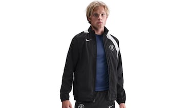 Regala fútbol: la camiseta del Real Madrid con un 20% de descuento lidera el desfile de rebajas de hasta el 60% en botas, sudaderas y zapatillas de Fútbol Emotion