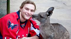 Nathan Walker se ha convertido en el primer australiano en jugar en la NHL tras debutar con los Washington Capitals. 