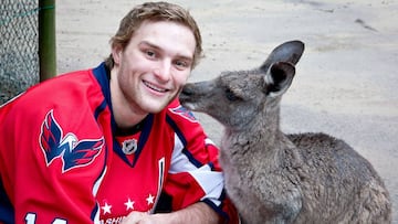 Nathan Walker se ha convertido en el primer australiano en jugar en la NHL tras debutar con los Washington Capitals.