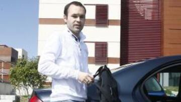 <b>SELECCIÓN </b>Andrés Iniesta abandonando la concentración.