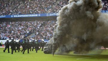 Soccer Football - Bundesliga - Hamburger SV v Borussia Moenchengladbach - Volksparkstadion, Hamburg, Germany - May 12, 2018   Riot police run on the pitch in reaction to fan trouble   REUTERS/Fabian Bimmer    DFL RULES TO LIMIT THE ONLINE USAGE DURING MAT