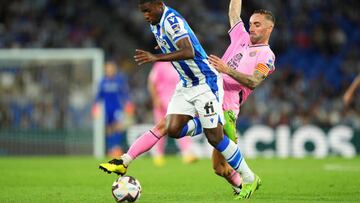 SAN SEBASTIAN, SPAIN - SEPTEMBER 18: Mohamed-Ali Cho of Real Sociedad battles for possession with Sergi Darder of RCD Espanyol during the LaLiga Santander match between Real Sociedad and RCD Espanyol at Reale Arena on September 18, 2022 in San Sebastian, Spain. (Photo by Juan Manuel Serrano Arce/Getty Images)