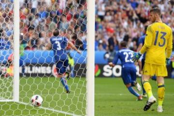 Lanzamiento de falta Éder. Para de Gea pero el balón queda muerto en el área pequeña. Chiellini remata con la oposición de Piqué y marca el 1-0.