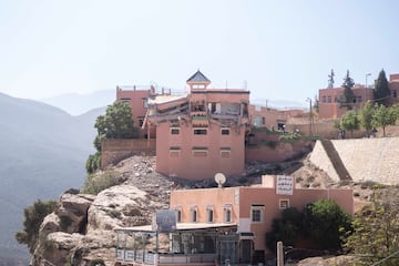 Un hotel dañado que fue afectado por el terremoto en la aldea de Moulay Brahim, cerca de Marrakech, Marruecos.