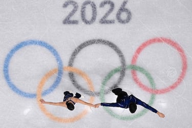 Rebecca Ghilardi y Filippo Ambrosini de Italia compiten en el programa corto de patinaje artístico por parejas.