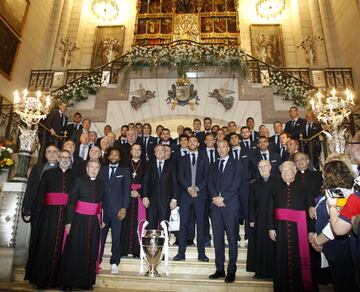 Jugadores, cuerpo técnico y directivos del Real Madrid durante la visita del equipo blanco a la catedral de la Almudena, incluido en los actos de celebración tras su victoria en la final de la Liga de Campeones disputa ayer frente al Liverpool