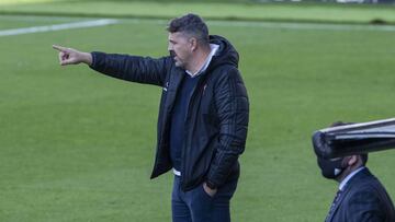 Óscar García realiza una indiciación durante el partido entre el Celta y el Atlético.