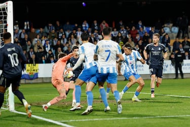 0-2. El delantero francés, que se marcha por la línea de fondo, coloca un pase atrás, desvía Manuel Farrando e introduce el balón en su propia portería.