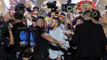 Momento en que Tyson Fury se encara con Oleksandr Usyk en la ceremonia de pesaje.