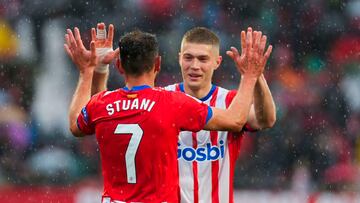 GIRONA, 31/03/2024.- El delantero uruguayo del Girona Cristhian Stuani (i) celebra tras anotar el tercer gol ante el Betis con su compañero Artem Dovbyk, durante el partido de la jornada 30 de LaLiga EA Sports entre el Girona y el Betis, este domingo en el estadio de Montilivi en Girona.-EFE/ David Borrat