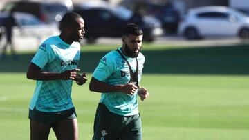 Fekir, junto a Sidnei.