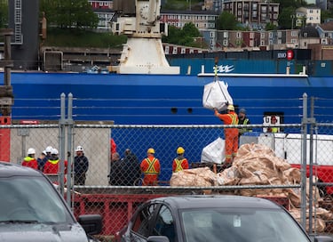 Los escombros del sumergible Titan, recuperados del fondo del ocano cerca del naufragio del Titanic, se descargan del barco Horizon Arctic en el muelle de la Guardia Costera canadiense en San Juan de Terranova.