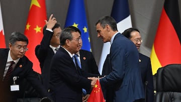 El presidente del Gobierno, Pedro Sánchez (d), durante su asistencia a la cumbre del G-20, a 22 de noviembre de 2025, en Johannesburgo (Sudáfrica). Unos cuarenta líderes, incluidos los del G20 (grupo de países desarrollados y emergentes) y países invitados, participan en la cumbre que se desarrolla bajo la presidencia rotatoria que ejerce Sudáfrica y marcada por la ausencia de los presidentes de EE.UU., Donald Trump; China, Xi Jinping; Argentina, Javier Milei; Rusia, Vladimír Putin; y México, Claudia Sheinbaum.
22 NOVIEMBRE 2025
Pool Moncloa/Borja Puig de la Bellacasa y Pool G20
22/11/2025