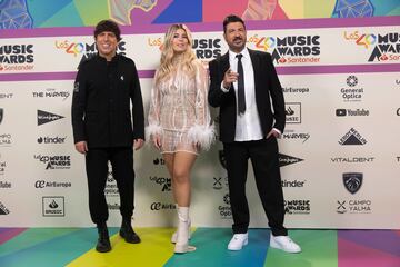 Dani Moreno, Cristina Bosca y Toni Aguilar a su llegada a LOS40 Music Awards.