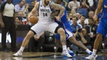 Nikola Pekovic sólo pudo jugar siete minutos. En la imagen, ante DeAndre Jordan.