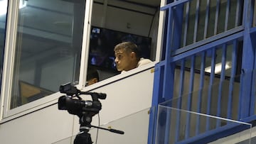 Hidalgo tuvo que ver el partido desde una cabina al estar sancionado.