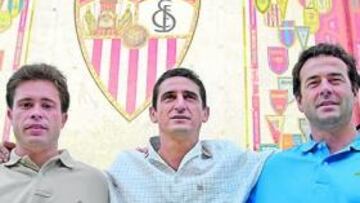 <b>EQUIPO. </b>De izquierda a derecha: Jesús Calderón, Manolo Jiménez y Ramón Vázquez posan ante el mosaico del Sánchez Pizjuán.