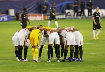 Los jugadores del Sevilla antes de comenzar el partido 