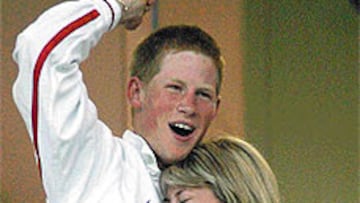 <b>ANTE GALES.</B> Harry, con la esposa del seleccionador.