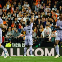 Vinicius alza el puño a la Curva Nord