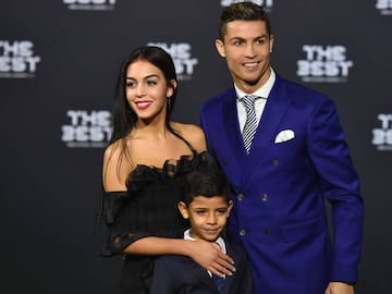 Real Madrid and Portugal&#039;s forward Cristiano Ronaldo poses with partner Georgina Rodriguez and his son Cristiano Ronaldo Jr as they arrive for The Best FIFA Football Awards 2016 ceremony, on January 9, 2017 in Zurich. / AFP PHOTO / MICHAEL BUHOLZER