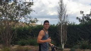 JAMES YA SONRÍE. Ayer colgó esta foto en sus redes sociales: "Domingo de bicicleta, no hay día libre".