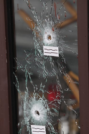 Los asaltantes, armados con fusiles automáticos Kalashnikov, abrieron fuego indiscriminadamente contra la multitud, causando una carnicería.