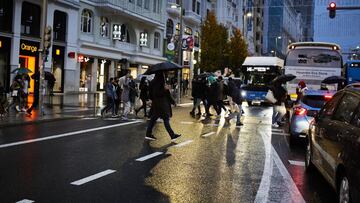 Transeúntes caminan por Gran Vía, cerca de una zona comercial de la calle de Preciados, en Madrid (España), a 27 de noviembre de 2020. La ciudad de Madrid estrena este viernes el dispositivo policial de Navidad que da comienzo con la campaña comercial del