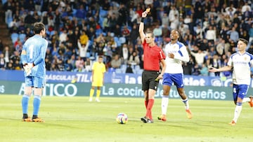 Milla Alvéndiz le muestra la tarjeta roja a Cristian Álvarez.