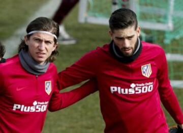 Filipe Luis y Yannick Carrasco.