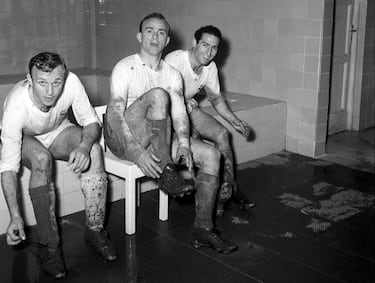 El uruguayo llegó a un Real Madrid plagado de estrellas como Puskas, Rial, Di Stéfano y Gento (estos dós últimos en la foto con Santamaría tras un partido). Fue el enlace entre el conjunto de las cinco Copas de Europa y el 'Yeyé'.