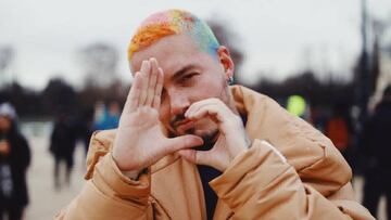 J Balvin con cabello de colores 