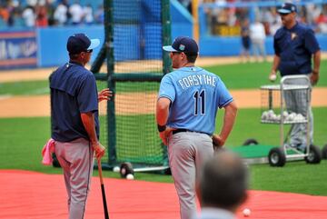 Jugadores calientan antes del amistoso entre Tampa Bay Rays y la selección de Cuba en el estadio Latinoamericano de La Habana. 