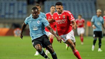 El jugador del Benfica Gonçalo Ramos contra el jugador de Celta de Vigo Joseph Aidoo, durante el partido amistoso del Trofeo Algarve, este viernes en Loulé, Portugal.