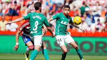 Tenaglia ante el balón.