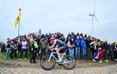 Danny Van Poppel DE Red Bull - BORA - hansgrohe compite en el sector adoquinado de Quiévy a Saint-Python, mientras la afición anima durante la 122.ª edición de la París-Roubaix 2025.
